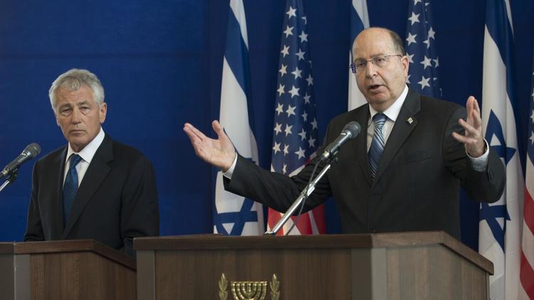 Le ministre israélien de la Défense, Moshé Yaalon (d), le 22 avril 2013 à Tel Aviv, lors de la visite du secrétaire d'Etat à la défense, Chuck Hagel (g) [Jim Watson / AFP/Archives]