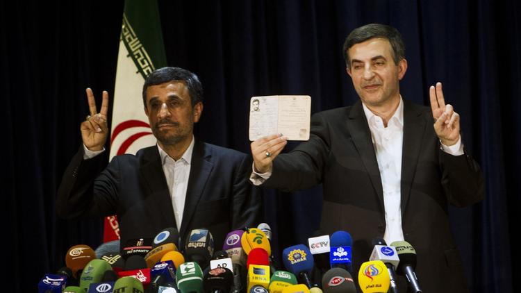 Mahmoud Ahmadinejad et Esfandiar Rahim Mashaïe le 11 mai 2013 à Téhéran [Behrouz Mehri / AFP/Archives]