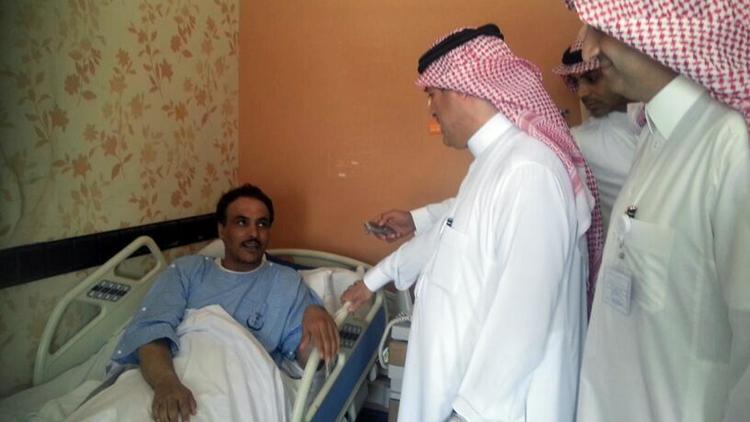 Un responsable du ministère saoudien de la Santé visite un patient infecté par le Coronavirus proche du SRAS dans la région d'Al-Ahsa, le 13 mai 2013 [ / AFP]