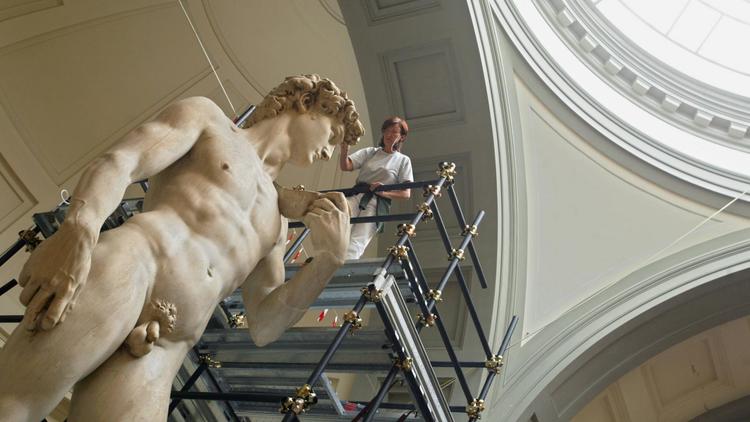 Le David de Michel-Ange en restauration, le 15 septembre 2003 à la Galleria dell'Accademia à Florence, en Italie