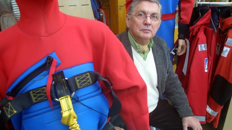 Guy Cotten, le 16 janvier 2004, dans les locaux de son entreprise spécialisée dans la confection de vêtements marins à Trégunc, en Bretagne [Fred Tanneau / AFP/Archives]