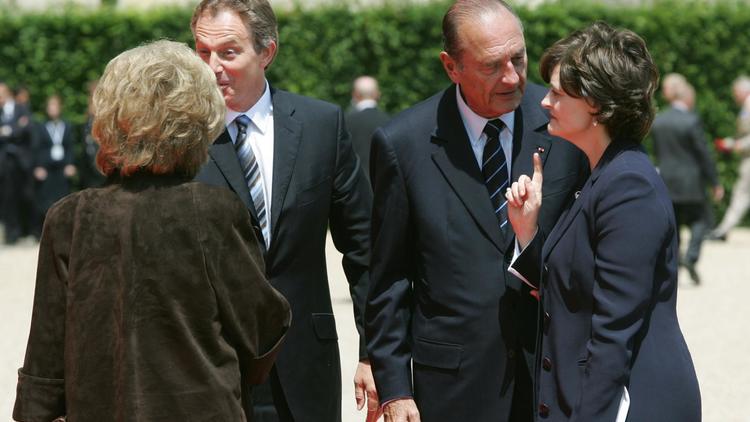 Jacques Chirac et son épouse Bernadette accueillent Tony Blair et son épouse Cherie, le 6 juin 2004 à Caen [Patrick Kovarik / AFP/Pool/Archives]