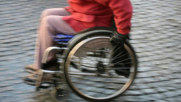 Une personne en fauteuil roulant [Joel Saget / AFP/Archives]