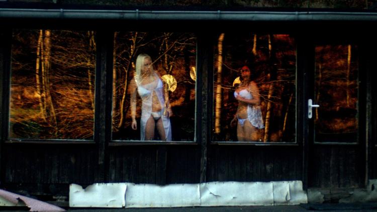 Des prostituées attendent des clients derrière une vitre, en République Tchèque [Michal Cizek / AFP/Archives]