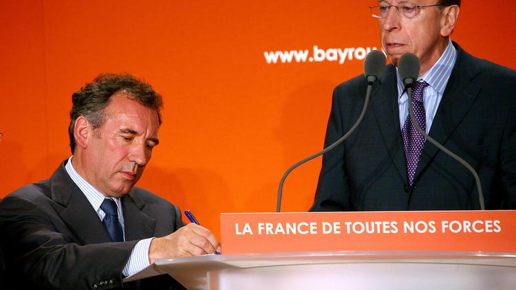 Le sénateur du Pas-de-Calais Jean-Marie Vanlerenberghe (d) et François Bayrou, le 10 avril 2007 à Noyelles-Godault dans le nord de la France [Philippe Huguen / AFP/Archives]