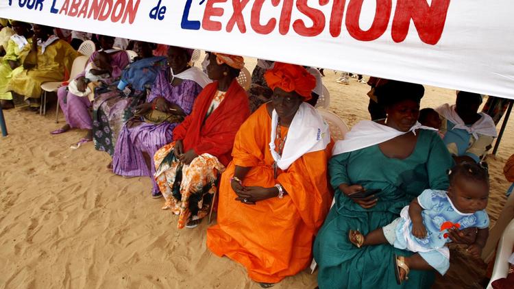 Une manifestation de femmes pour demander la fin de l'excision, le 5 août 2007, dans la ville de Malicounda Bambara, à 85 km de Dakar