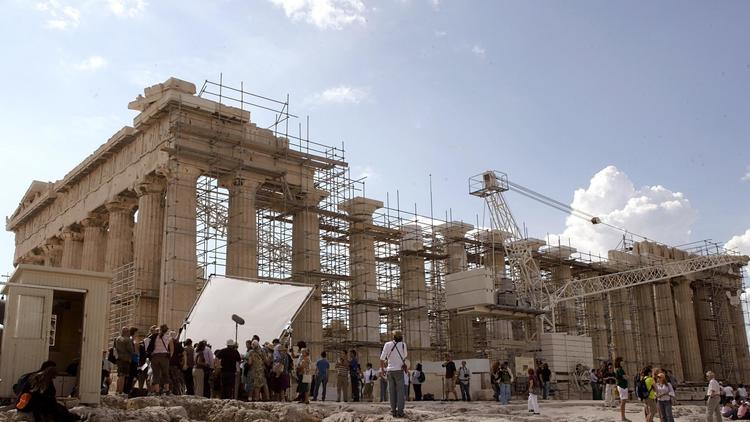Un tournage de film devant le parthénon à Athènes [Louisa Gouliamaki / AFP/Archives]