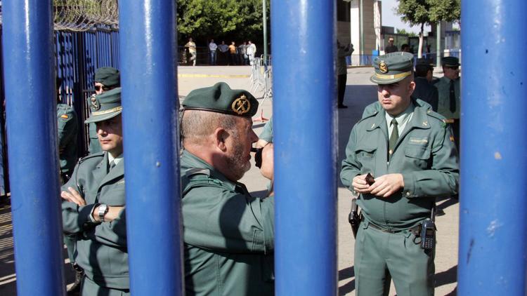 Des policiers espagnols gardant l'entrée de l'enclave de Melilla, à la frontière du Maroc, en novembre 2007 [Abdelhak Senna / AFP/Archives]