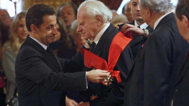 Le président Nicolas Sarkozy (G) remet à Roland de la Poype la Grand croix de la légion d'honneur lors d'une cérémonie au palais de l'Elysée à Paris, le 14 avril 2008. [Francois Guillot / AFP/Archives]