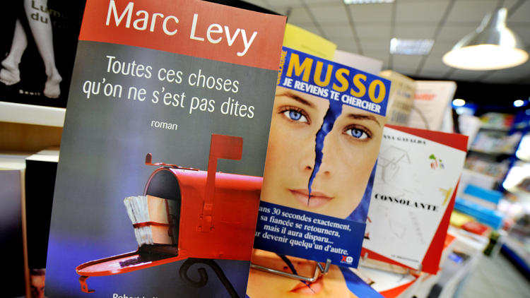 Des livres de Marc Levy et Guillaume Musso en rayon dans une librairie de Caen le 4 juin 2008