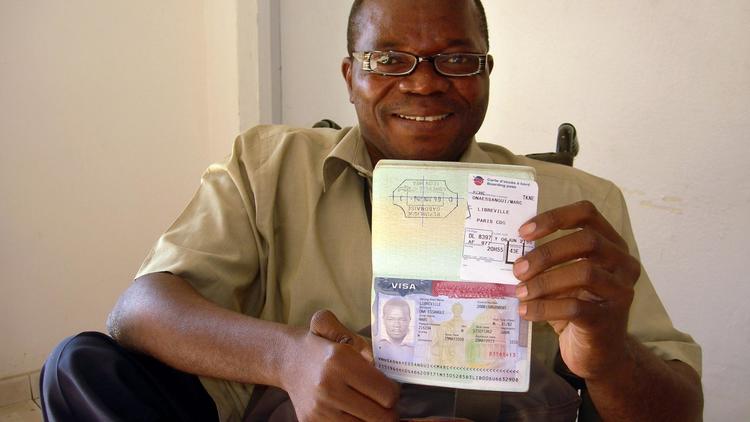 Le militant écologiste gabonais Marc Ona montre son passeport en 2008 à Libreville [Patrick Fort / AFP/Archives]