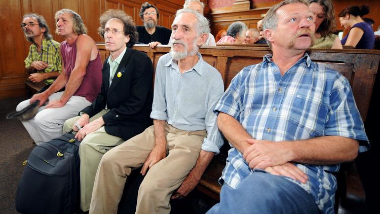 Quelques-uns des "faucheurs volontaires" et José Bové (d), le 2 juillet 2008 au tribunal de Carcassonne [Lionel Bonaventure / AFP/Archives]