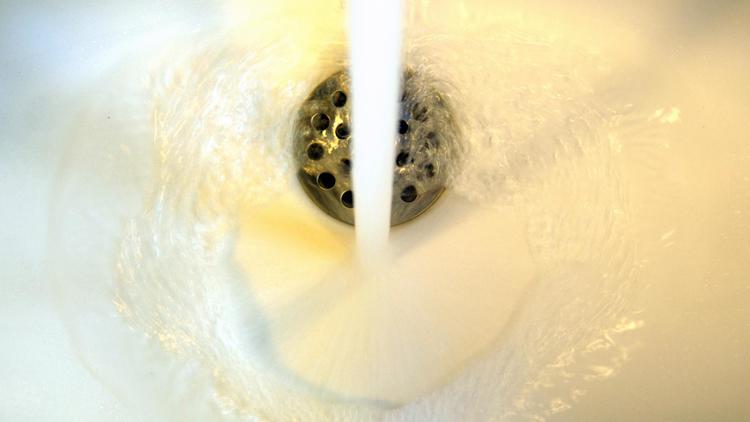 Un robinet coulant dans un évier [Eric Piermont / AFP/Archives]