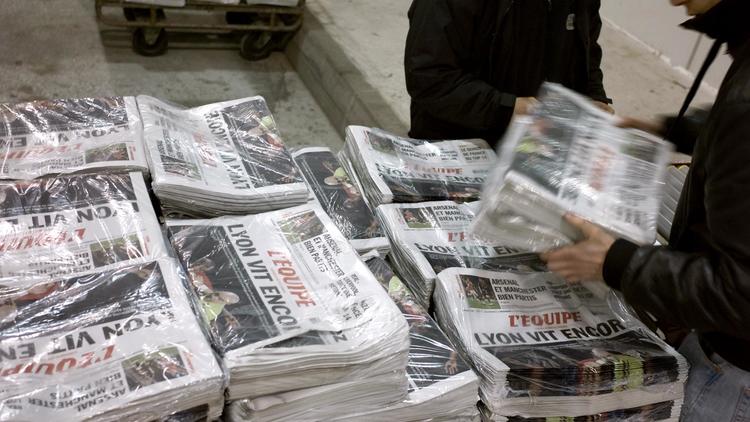 Des exemplaires du journal l'Equipe à la sortie de l'imprimerie, en 2009 [Jean-Philippe Ksiazek / AFP/Archives]