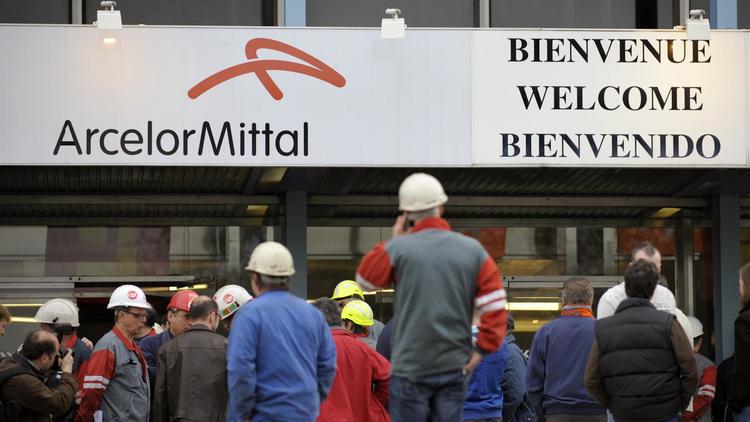 Des travailleurs d'ArcelorMittal à Florange le 9 avril 2009 [Jean-Christophe Verhaegen / AFP/Archives]