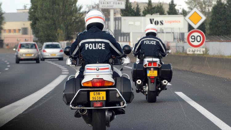 Deux motards de la CRS autoroutière Rhône-Alpes/Auvergne effectuent une opération de contrôle en octobre 2009 [Philippe Merle / AFP/Archives]