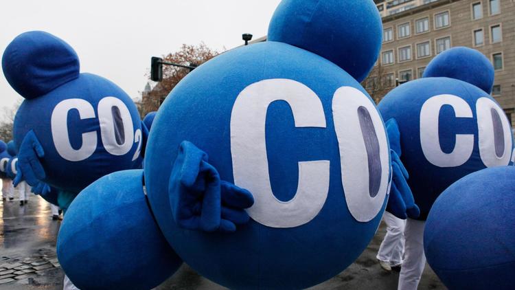 Des militants écologistes déguisés en molécules de CO2, manifestent le 12 décembre 2009 à Berlin [David Gannon / AFP/Archives]