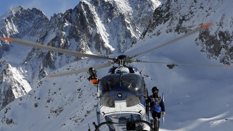 Un hélicoptère du peloton de gendarmerie de haute-montagne (PGHM) survole la Vallée blanche dans le Massif du Mont Blanc, en mars 2010 [Philippe Desmazes / AFP/Archives]