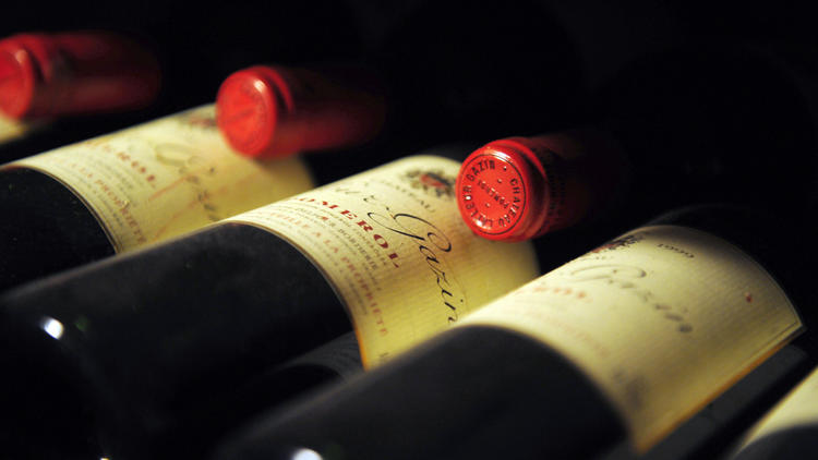 Des bouteilles de vin dans la cave d'un restaurant en France [Fred Tanneau / AFP/Archives]