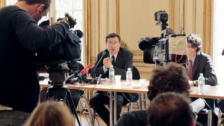 Le président du Conseil d'orientation des retraites (COR), Raphaël Hadas-Lebel (c), lors d'une conférence de presse à Paris le 14 avril 2010 [Jacques Demarthon / AFP/Archives]