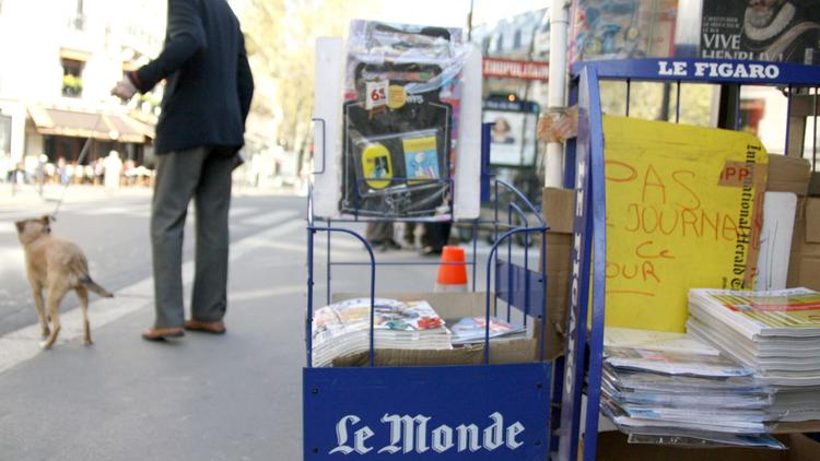 Des présentoirs vides dans un kiosque à Paris [Emmanuel Glachant / AFP/Archives]