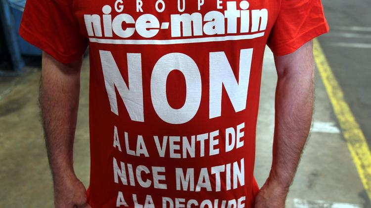 Un salarié de Nice-Matin porte un t-shirt contre la vente du quotidien appartenant au groupe hersant Médias, le 27 avril 2010 à Nice [Valery Hache / AFP/Archives]