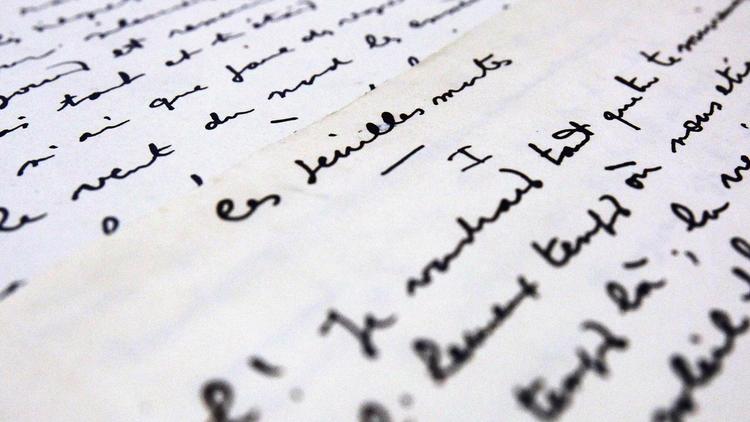 Le manuscrit des "Feuilles Mortes", écrit par le poète Jacques Prévert [Joel Saget / AFP/Archives]