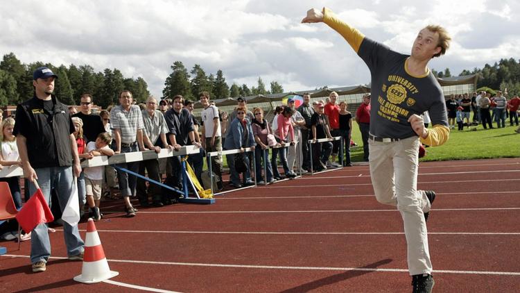 Un Finlandais de 18 ans, Ere Karjalainen, a remporté samedi le championnat du monde de lancer de téléphone portable et établi un nouveau record du monde dans cette discipline.[LEHTIKUVA]
