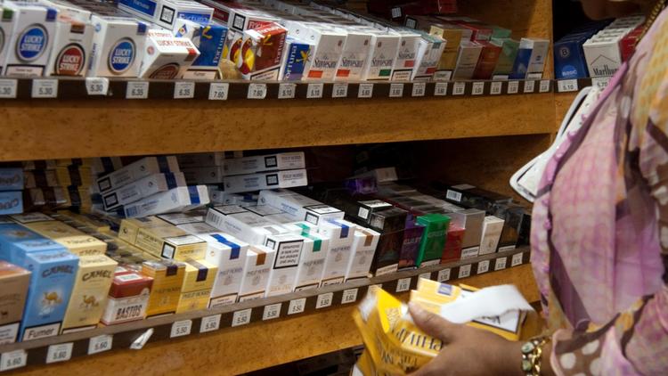 Des paquets de cigarettes dans un bureau de tabac [Flore Giraud / AFP/Archives]