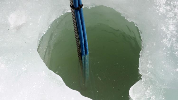 Une opération de drainage dans une poche d'eau du glacier de Tête-Rousse, dans la massif du Mont-Blanc, le 25 août 2010 [Jean-Pierre Clatot / AFP/Archives]