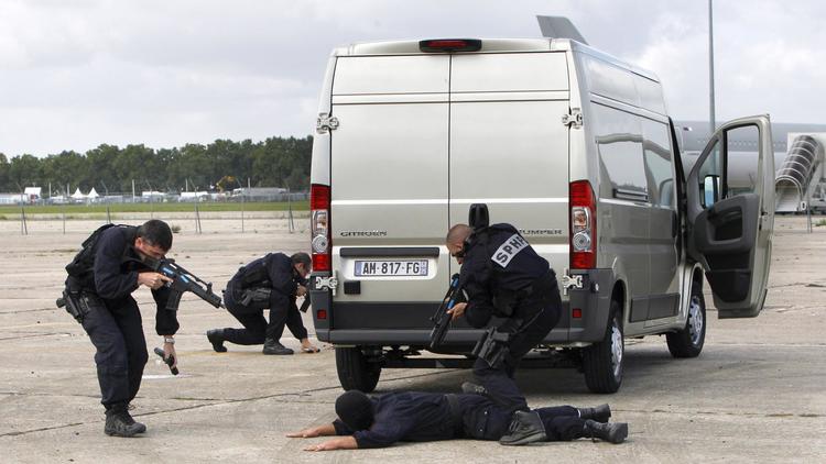 Des membres du SPHP font une démonstration de riposte à une agression de personnalité, au Bourget, en septembre 2010 [Patrick Kovarik / AFP/Archives]
