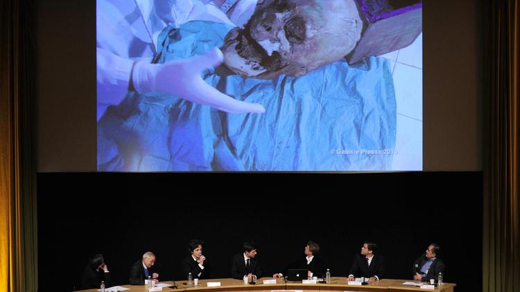 Présentation lors d'une conférence de presse le 16 décembre 2010 à Paris des résultats d'une étude scientifique qui ont permis d'identifier la tête d'Henri IV, assassiné en 1610 par Ravaillac