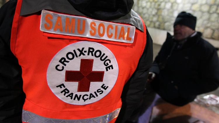 Un membre du Samu social de la Croix rouge parle avec un sdf [Sebastien Nogier / AFP/Archives]