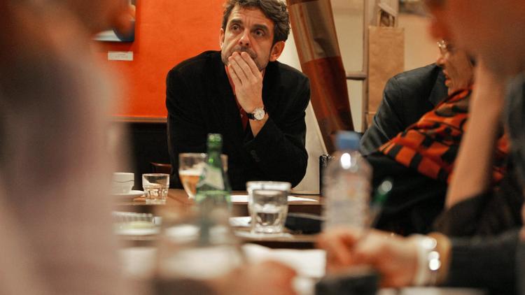 Le présentateur du magazine "des mots de minuit" Philippe, le 14 décembre 2005 au café-bistrot Saint-Antoine à Paris [Olivier Laban-Mattei / AFP/Archives]