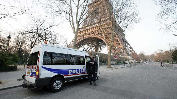 Un camion de police au pied de la Tour Eiffel [Alexander Klein / AFP/Archives]