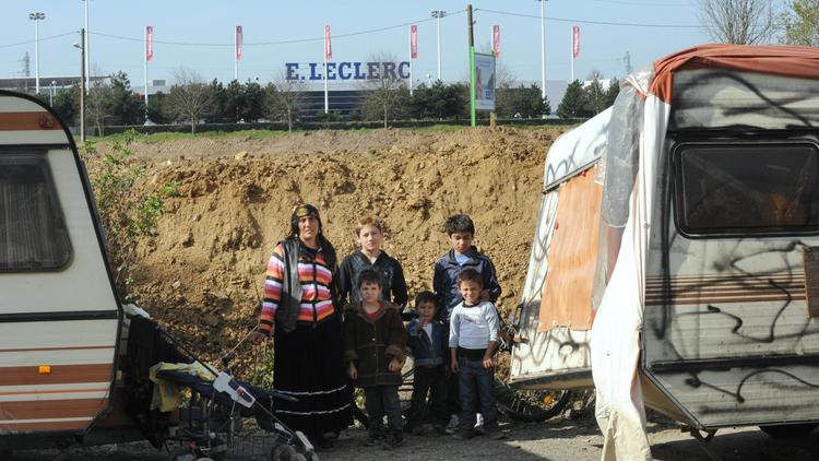 Les membres de deux familles de Roms dont les caravanes ont été évacuées d'un champ à Nantes posent le 25 mars 2011 [Frank Perry / AFP/Archives]