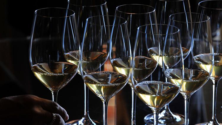 Portés par un excellent millésime 2011, les vins liquoreux de la région de Bordeaux, essentiellement les Sauternes, espèrent se tailler une part de l'imposant marché chinois, écrasé par les vins rouges, en pariant notamment sur l'accord entre cuisine asiatique et vins sucrés.[AFP]