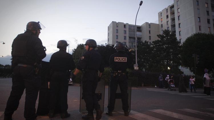 Des policiers  dans le quartier des Tarterêts à Corbeil-Essonnes le 6 juin 2011 [Joel Saget / AFP/Archives]