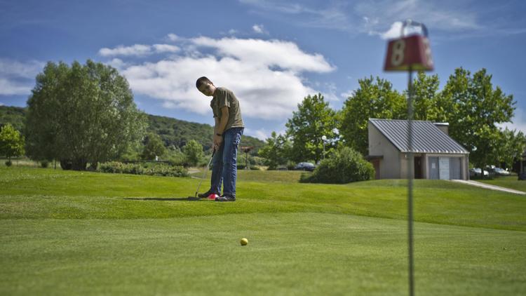 Un enfant participe à une activité Golf en 2011 à Autun [Jeff Pachoud / AFP/Archives]
