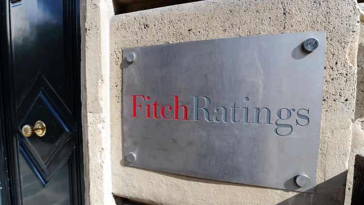 La plaque de l'agence de notation Fitch sur l'immeuble de son agence à Paris [Miguel Medina / AFP/Archives]