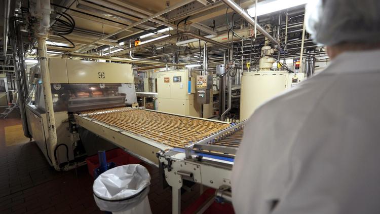 Une chaîne de montage dans une usine de biscuits [Denis Charlet / AFP/Archives]