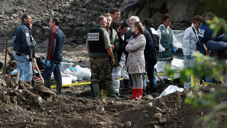 Des enquêteurs fouillent des gravats dans le cadre de l'enquête sur la disparition de d'Alexandre Junca, le 20 octobre 2011 à Pau [Thierry Suire / AFP/Archives]