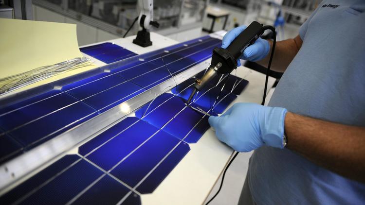 Un employé de l'usine Bosch de Vénissieux soude des éléments de panneaux photovoltaïques , le 19 décembre 2011 [Philippe Desmazes / AFP/Archives]