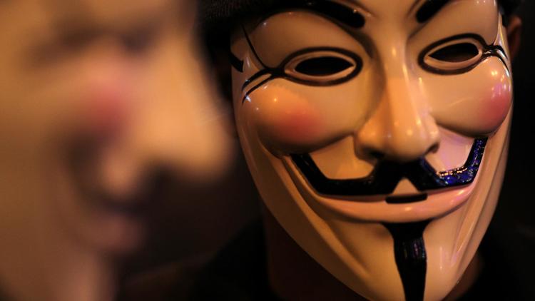 Un homme porte le masque de Guy Fawkes, symbole des Anonymous, le 1er janvier 2012 [Mohd Rasfan / AFP/Archives]
