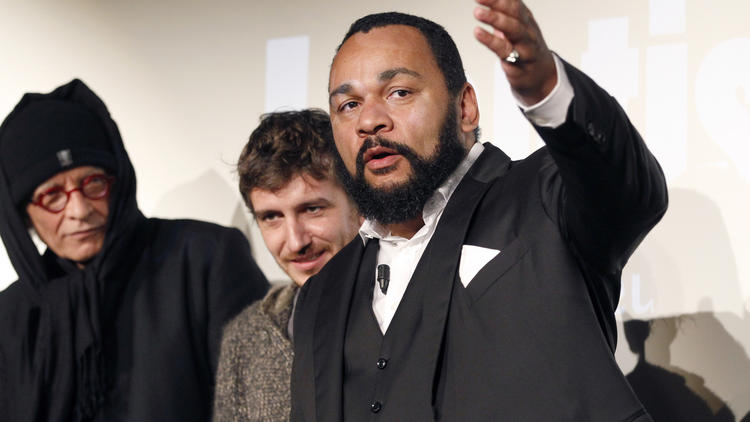 L'humoriste Dieudonné, le 15 janvier 2012 à Paris au Théâtre de la Main d'or, lors de la première de son film "Antisémite" [Patrick Kovarik / AFP/Archives]