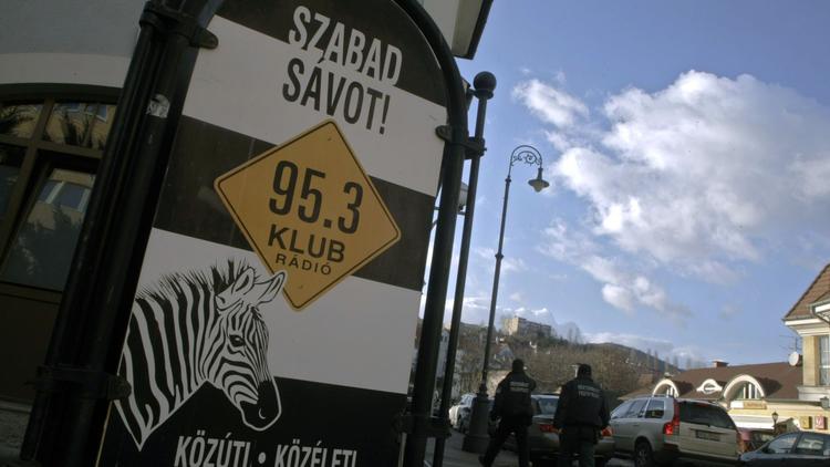 Un panneau de la radio de l'opposition hongroise Klubradio, à l'entrée de son siège, à Budapest, en janvier 2012 [Ferenc Isza / AFP/Archives]
