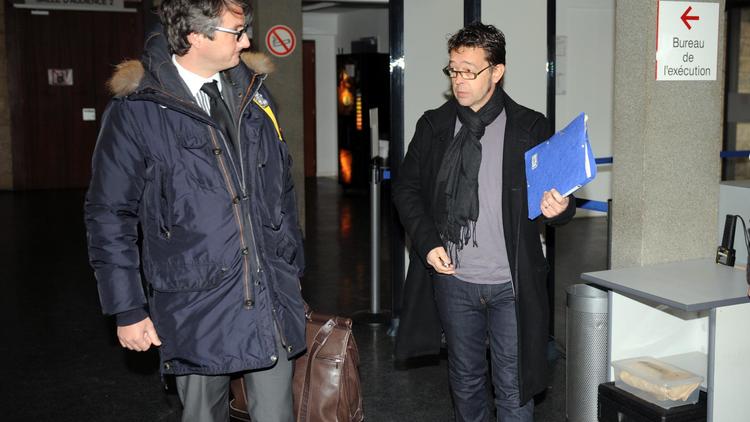 Le docteur Nicolas Bonnemaison (d) arrive au tribunal de Bayonne avec son avocat Arnaud Dupin, le 17 janvier 2012 [Gaizka Iroz / AFP/Archives]