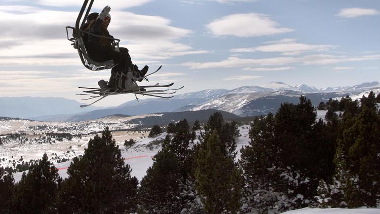 Des skieurs sur un télésiège [Raymond Roig / AFP/Archives]