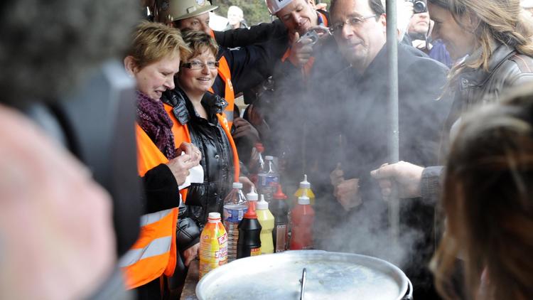François Hollande, alors candidat à l'élection présidentielle, rend visite aux employés d'ArcelorMittal à Florange, le 24 février 2012 [Jean-Christophe Verhaegen / AFP/Archives]
