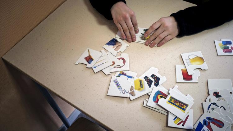 Une personne autiste participe à des activités dans un centre spécialisé [Jean-Philippe Ksiazek / AFP/Archives]